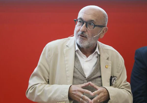 El rector de la Universidad de Sevilla prohíbe al candidato a sucederle asistir al claustro del lunes