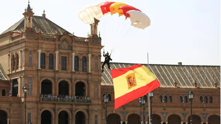 Paracaidista descendiendo sobre la Plaza de España con la enseña nacional