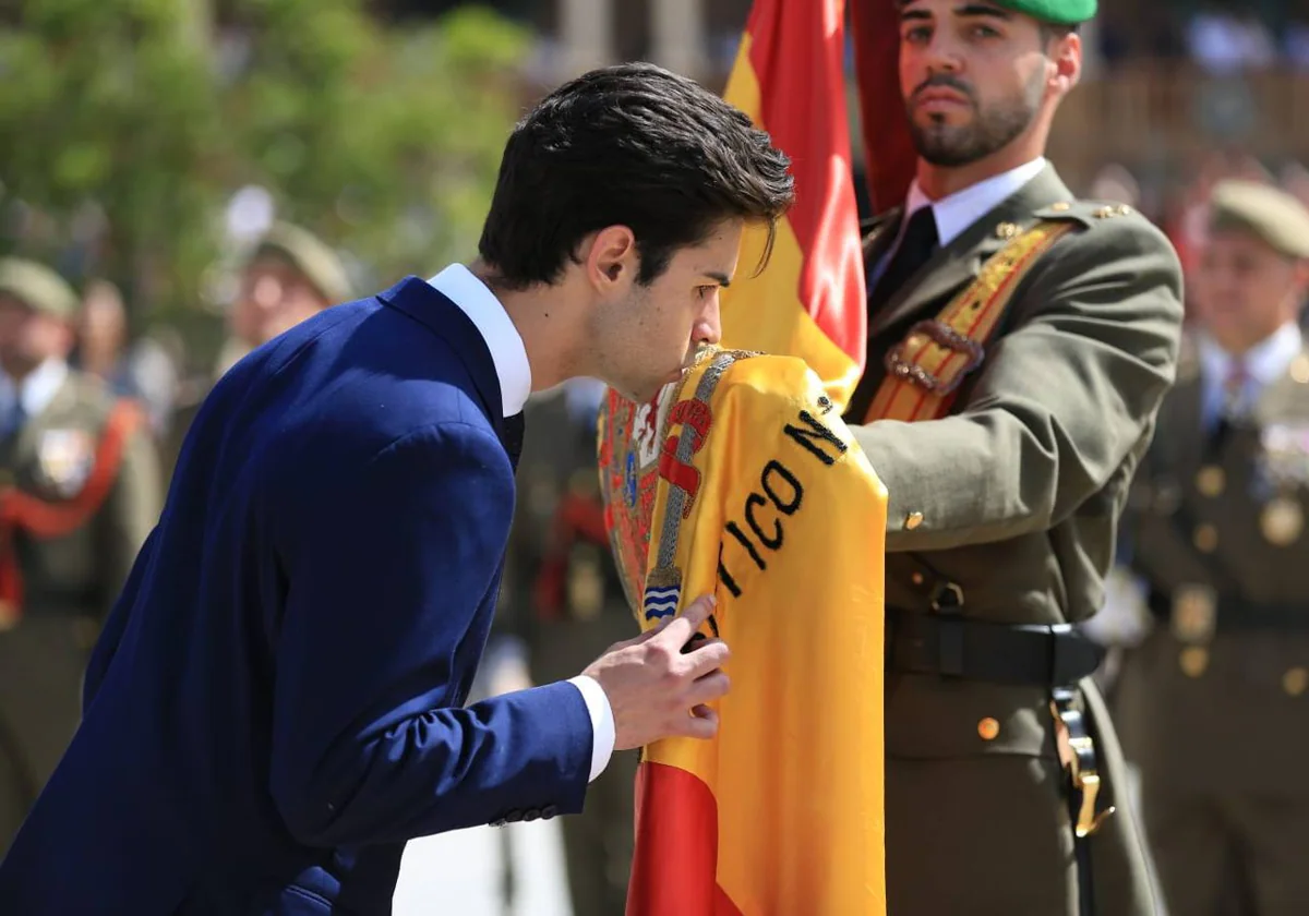 Un joven jurando bandera en el acto militar de la Plaza de España
