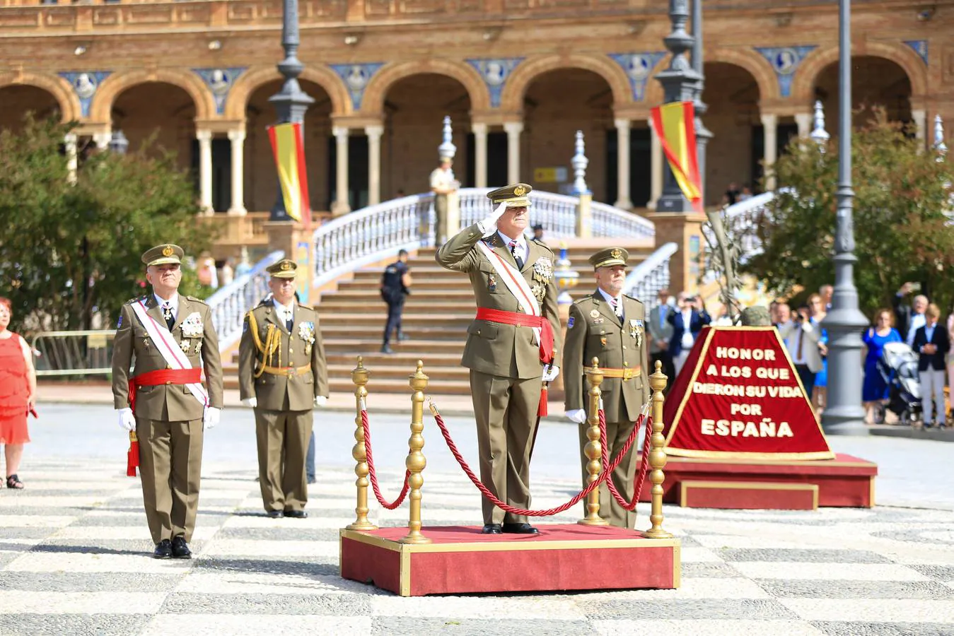 Miles de participantes, abundante público y autoridades en la jura de bandera de la Plaza de España