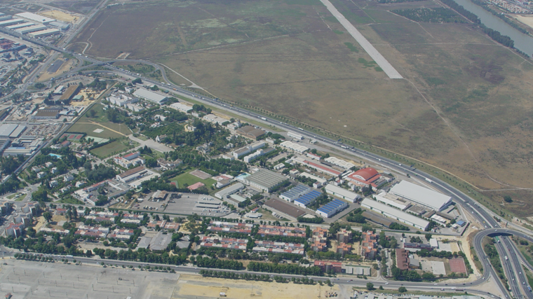 Vista aérea Acuartelamiento Aéreo de Tablada y antigua pista vuelo. Imagen cedida por el Ejército del Aire y del Espacio