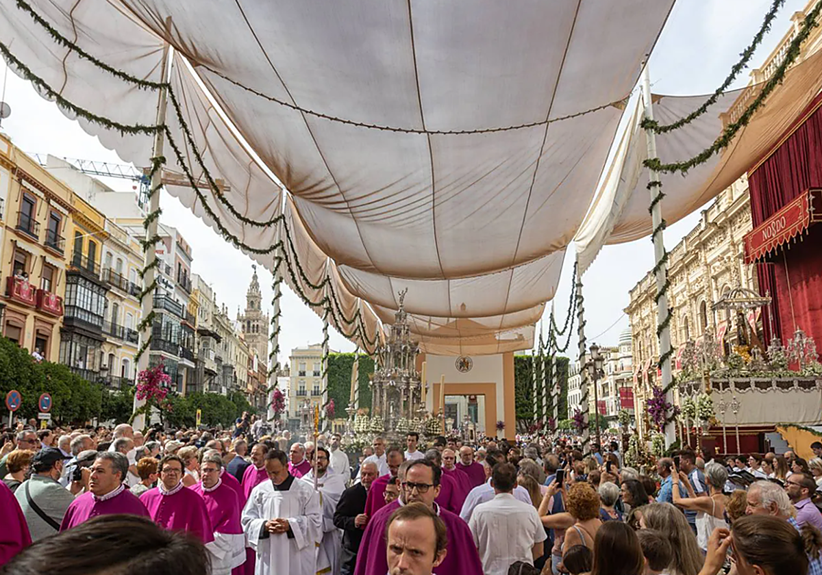 La custodia del Corpus Christi de Sevilla, a su paso por la Plaza de San Francisco durante la procesión del año 2022