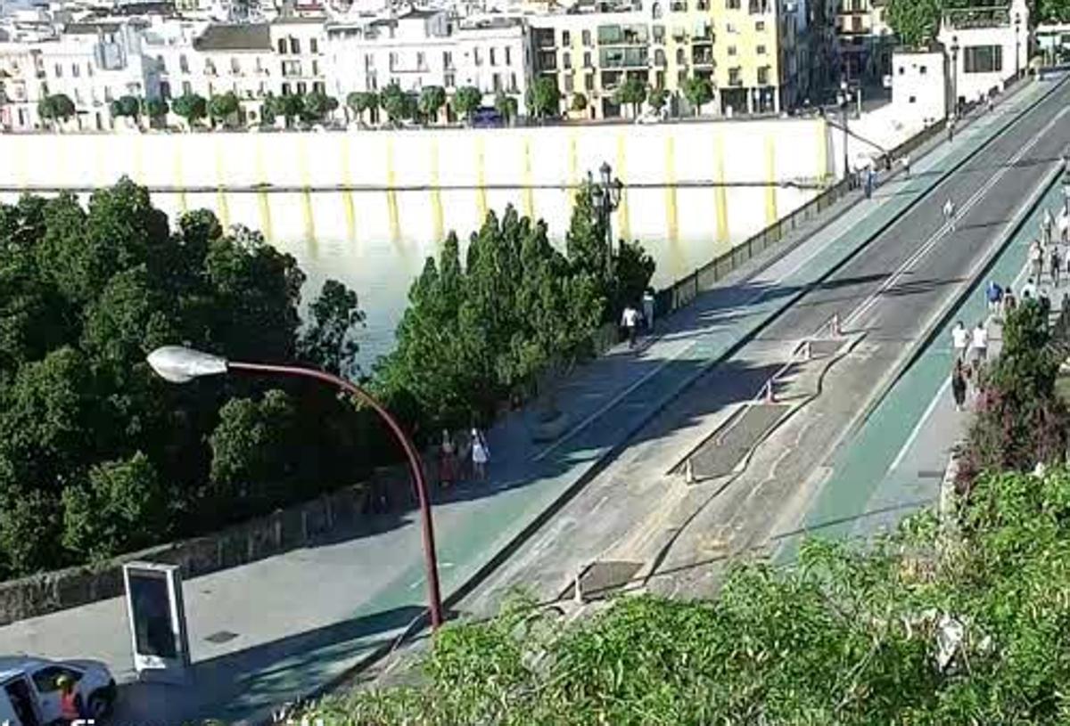 El puente de Triana se encuentra cortado al tráfico