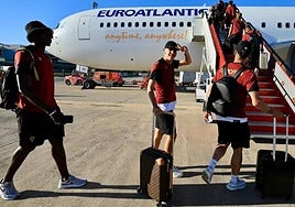 Aterriza de emergencia en el aeropuerto de Sevilla el avión que llevaba al Cádiz CF a El Salvador