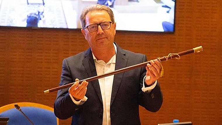 El alcalde de Arahal con el bastón de mando