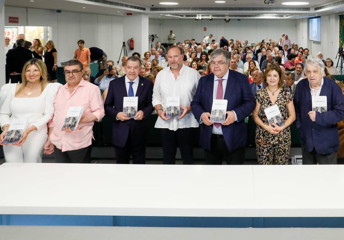 De izquierda a derecha Lola Chaves y Paco Robles, autores del audiovisual; los dueños de El Rinconcillo, los hermanos Javier y Carlos de Rueda, flanqueando al presidente de la Fundación Caja Rural del Sur, José Luis García Palacios; la autora del libro, Fátima Rosado de Rueda y su presentador, el catedrático de Historia del Arte Enrique Valdivieso