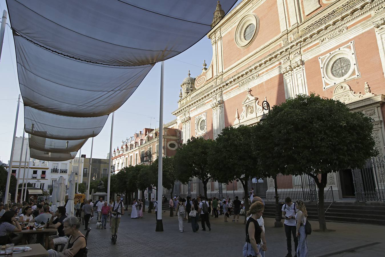Los operarios se afanan para colocar las sillas donde el público podrá disfrutar de la comitiva a su paso por la plaza de San Francisco. Los escaparates también ultiman sus adornos para el Corpus Christi