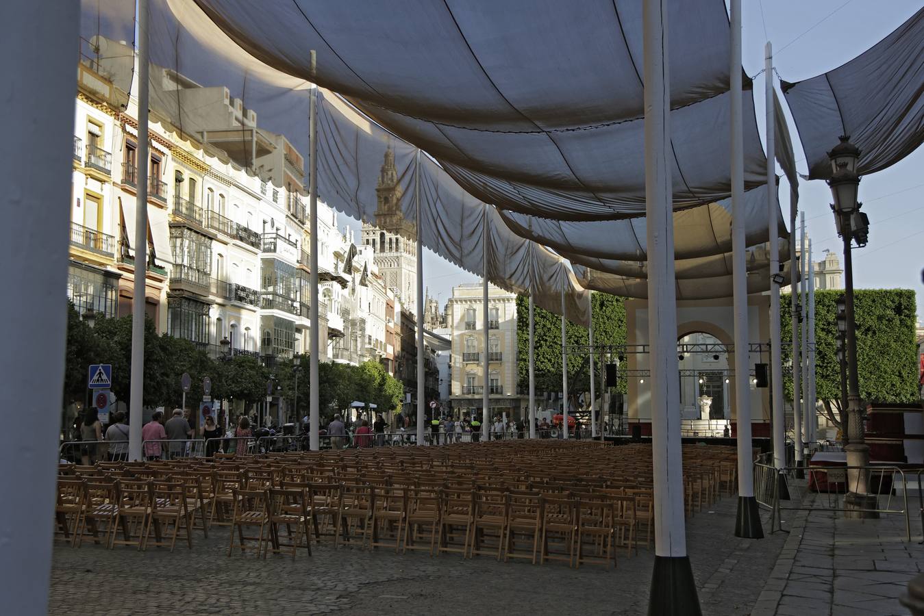 Los operarios se afanan para colocar las sillas donde el público podrá disfrutar de la comitiva a su paso por la plaza de San Francisco. Los escaparates también ultiman sus adornos para el Corpus Christi