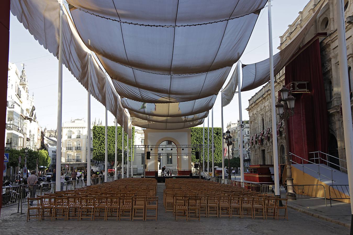 Los operarios se afanan para colocar las sillas donde el público podrá disfrutar de la comitiva a su paso por la plaza de San Francisco. Los escaparates también ultiman sus adornos para el Corpus Christi