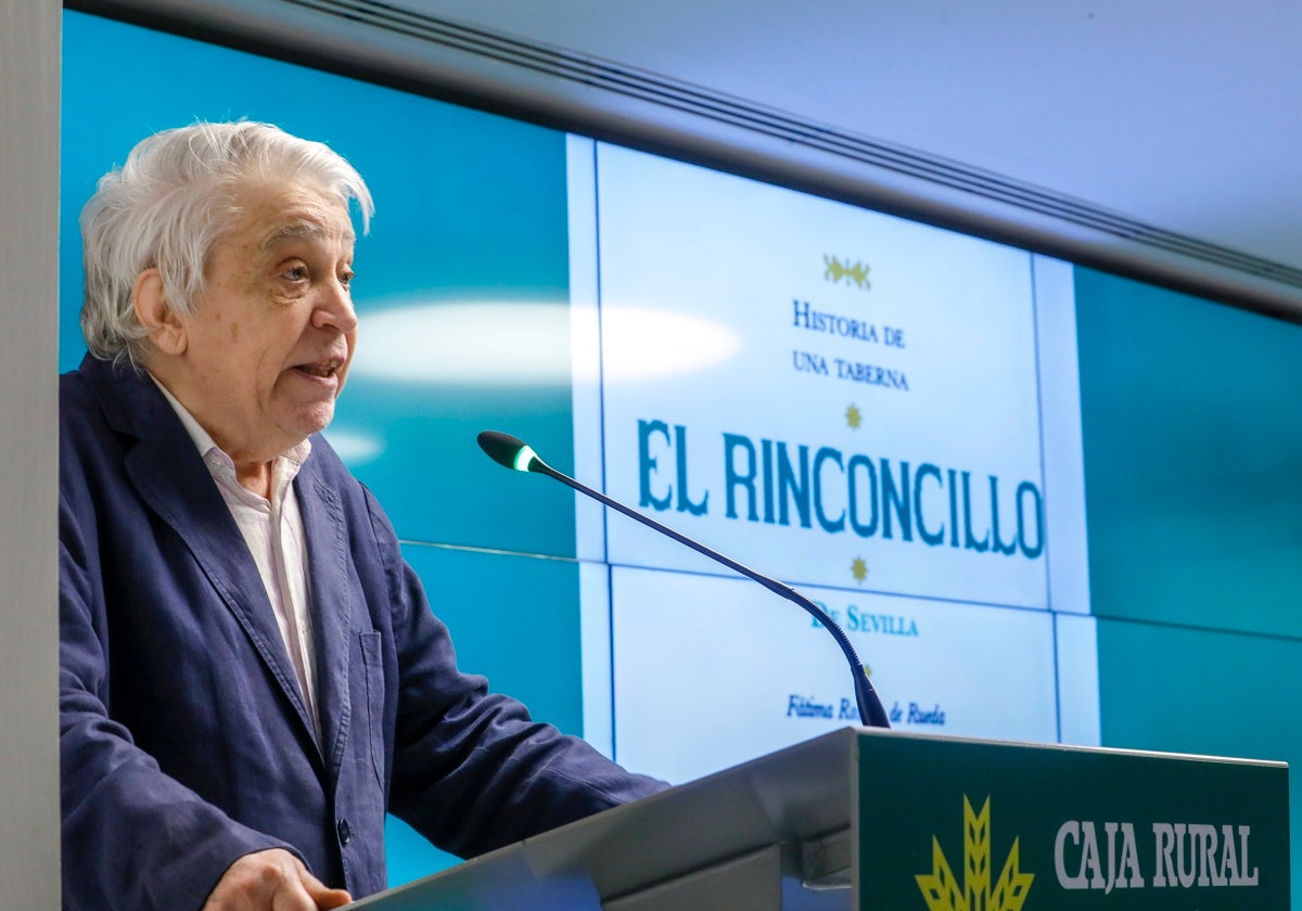 Enrique Valdivieso durante la presentación de «Historia de una taberna: El Rinconcillo de Sevilla»