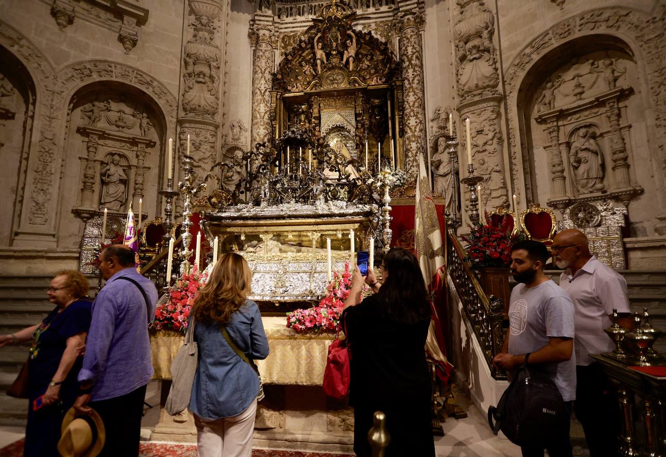 Urna abierta de San Fernando por su festividad en la Capilla Real de la Catedral de Sevilla