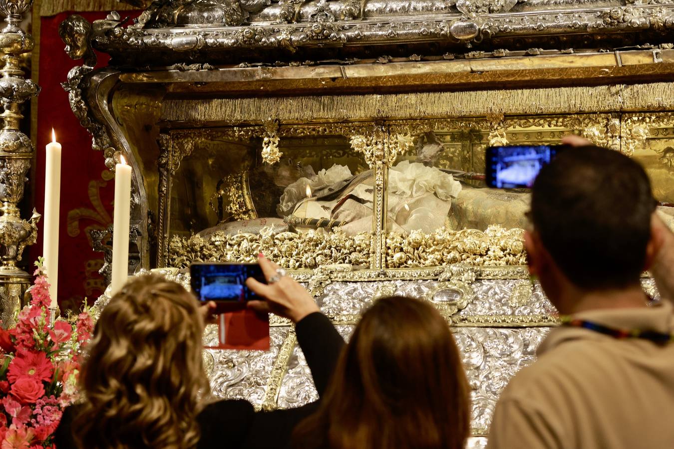 Urna abierta de San Fernando por su festividad en la Capilla Real de la Catedral de Sevilla