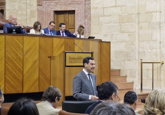 Juanma Moreno este miércoles en el Pleno del Parlamento de Andalucía