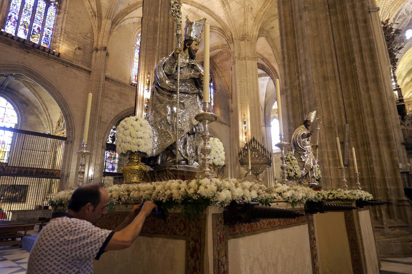 Último preparativos de los pasos que procesionan en la mañana del Corpus desde la Catedral de Sevilla