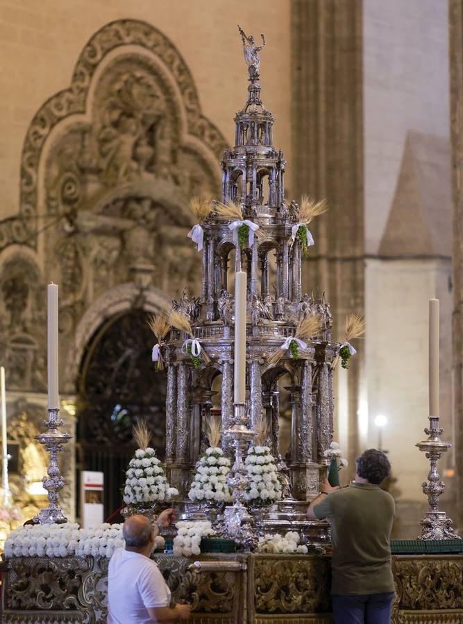 Último preparativos de los pasos que procesionan en la mañana del Corpus desde la Catedral de Sevilla