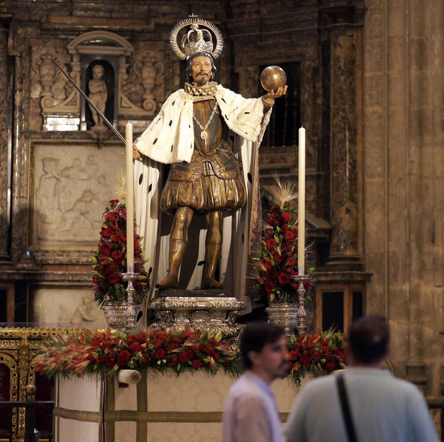 Último preparativos de los pasos que procesionan en la mañana del Corpus desde la Catedral de Sevilla