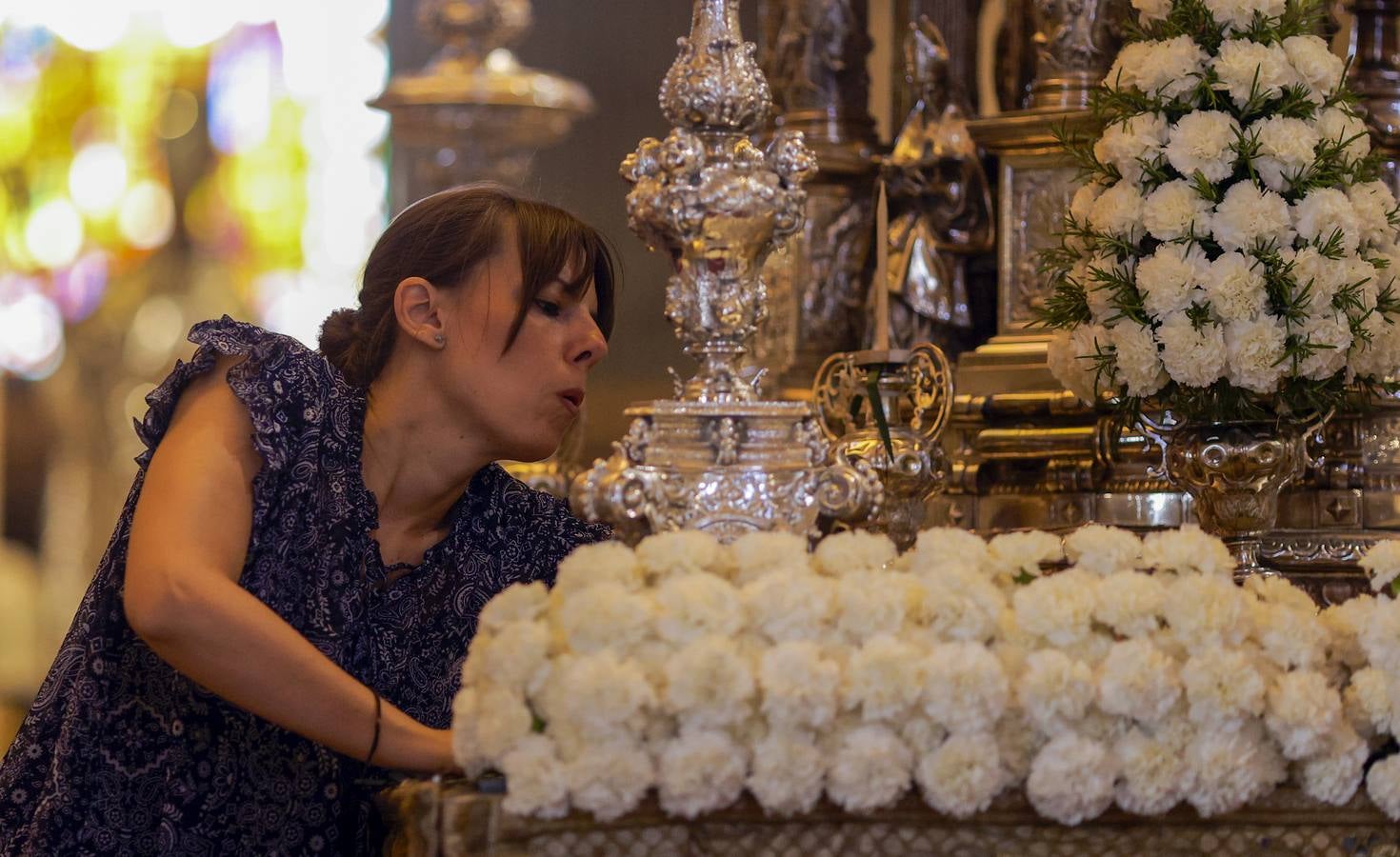 Último preparativos de los pasos que procesionan en la mañana del Corpus desde la Catedral de Sevilla