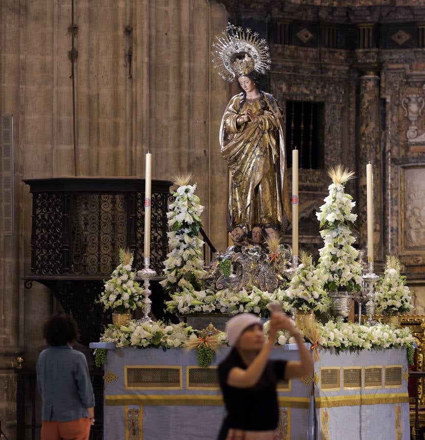 Último preparativos de los pasos que procesionan en la mañana del Corpus desde la Catedral de Sevilla
