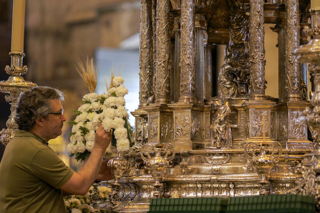 Último preparativos de los pasos que procesionan en la mañana del Corpus desde la Catedral de Sevilla