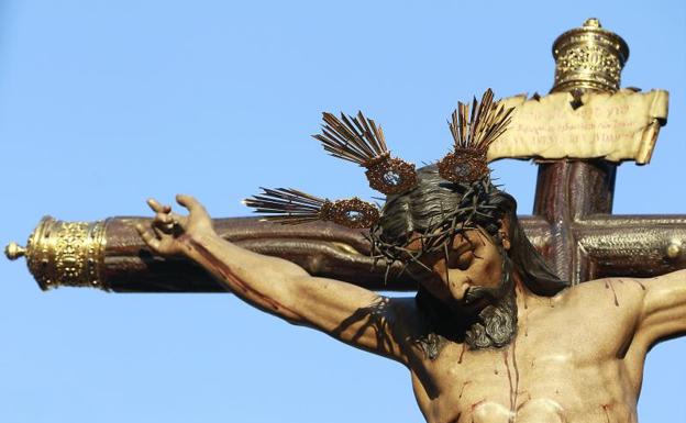 El Cristo de Burgos, bajo una luz similar a la que le iluminará durante la salida extraordinaria