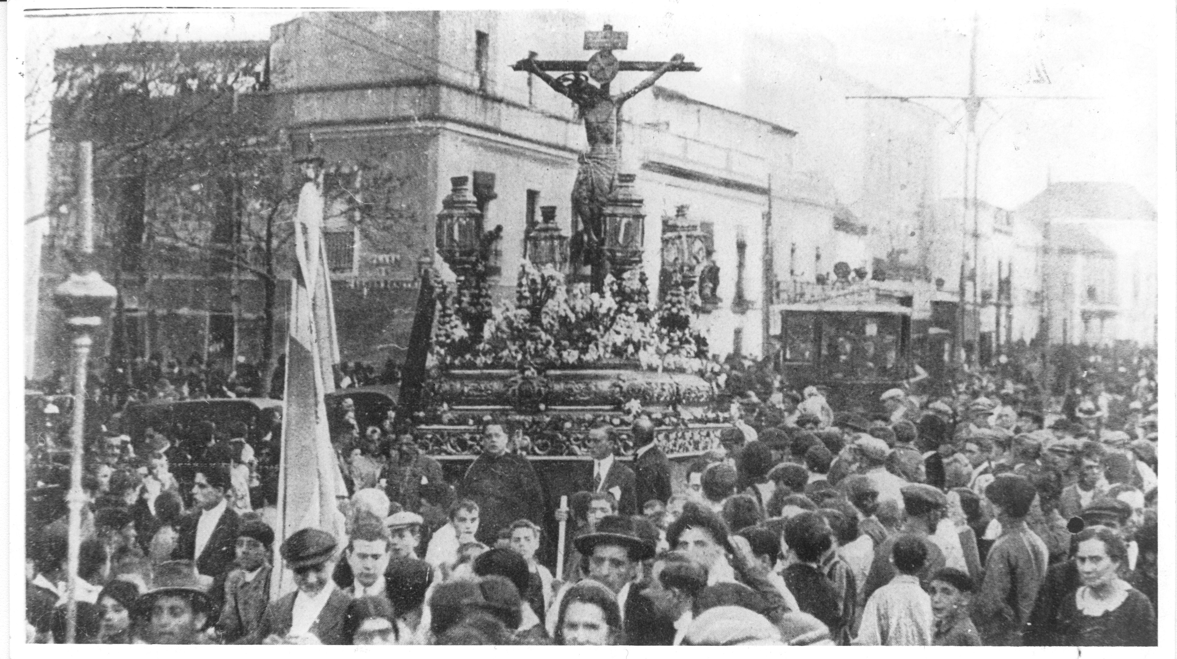 El primitivo Cristo de San Agustín sevillano, en la multitudinaria procesión de 1926, diez años antes del fatal incendio