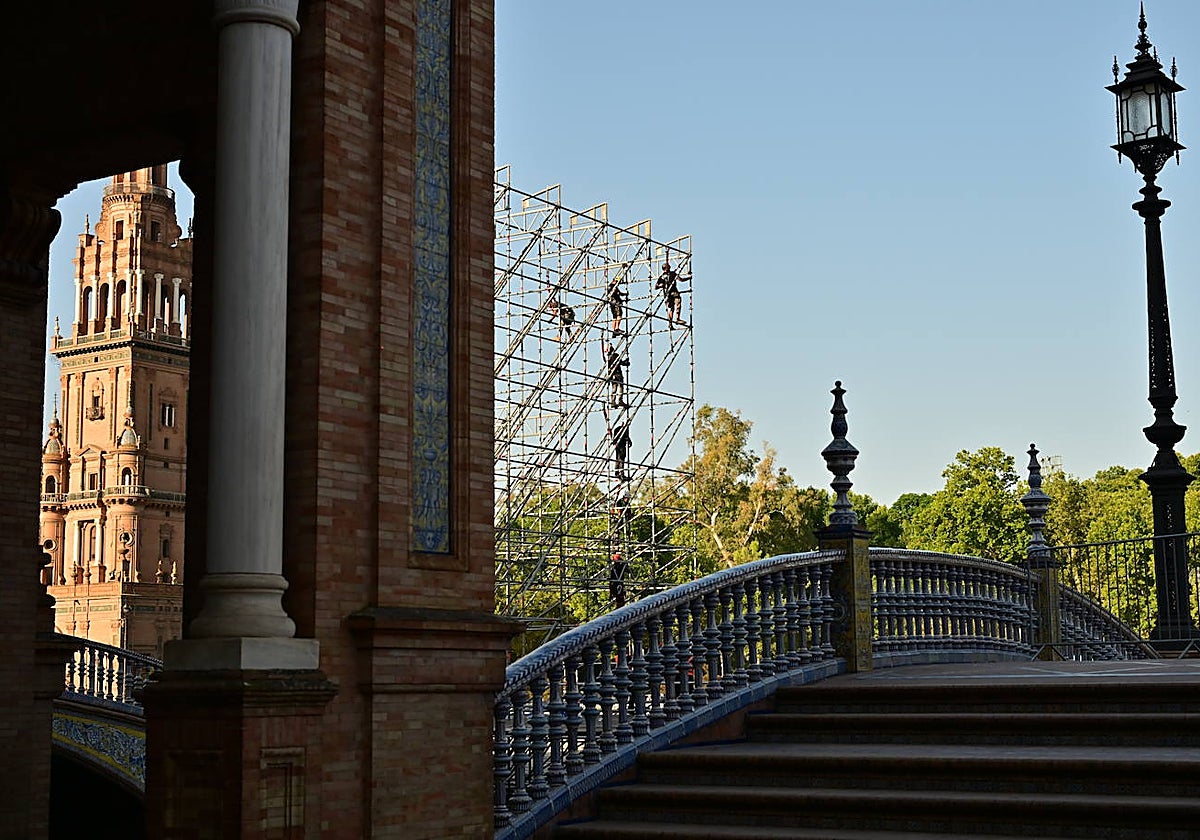Los operarios han comenzado ya el montaje del escenario del Icónica Sevilla Fest en la Plaza de España