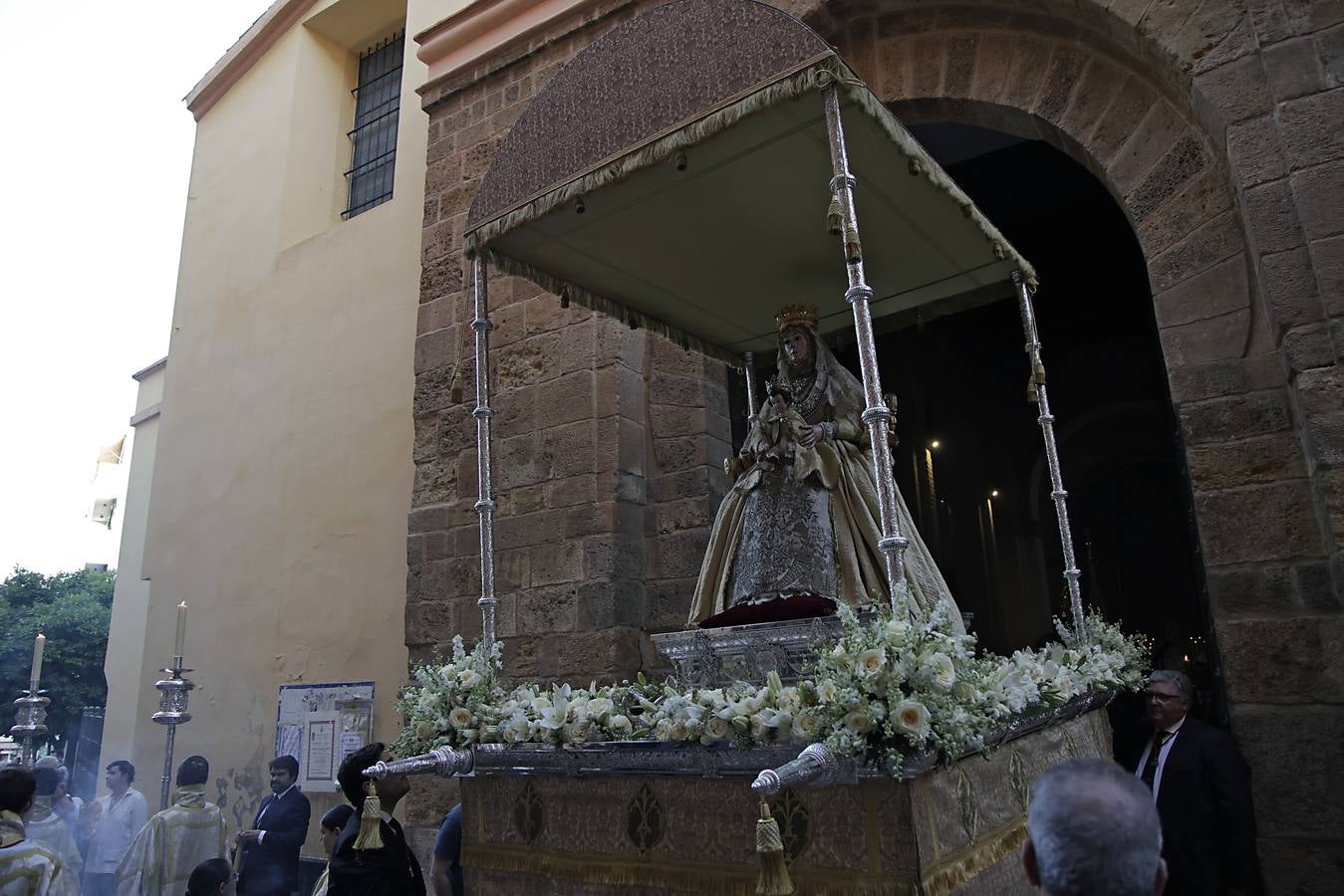 La procesión del Corpus de San Isidoro discurre por las calles del centro de Sevilla