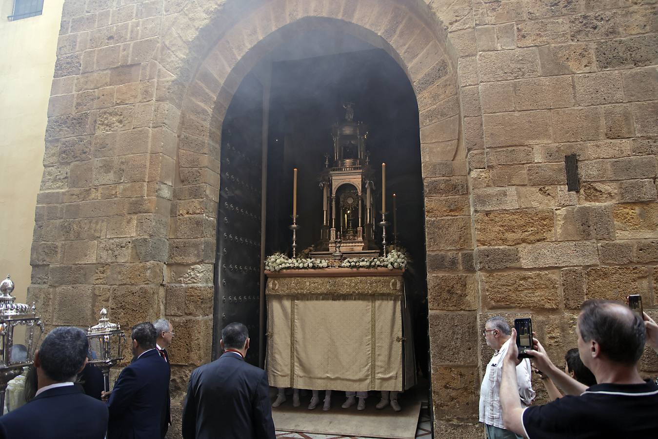 La procesión del Corpus de San Isidoro discurre por las calles del centro de Sevilla