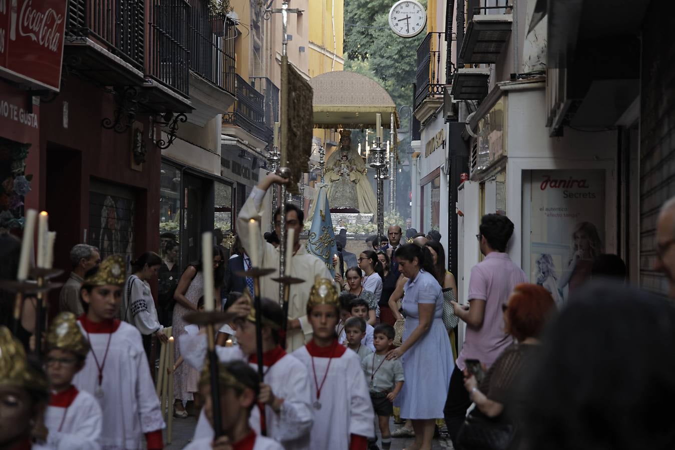 La procesión del Corpus de San Isidoro discurre por las calles del centro de Sevilla