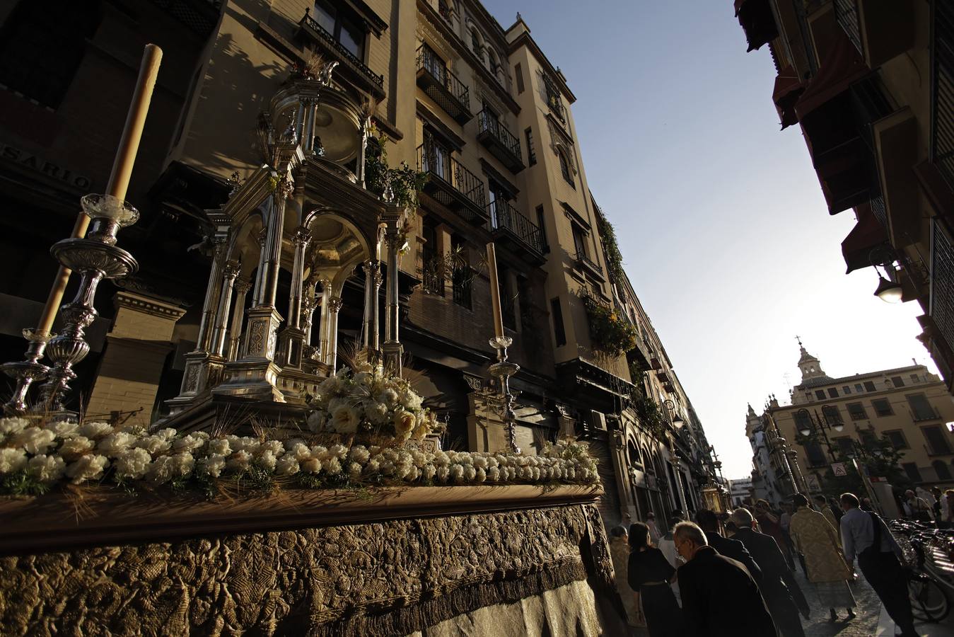 La procesión del Corpus de San Isidoro discurre por las calles del centro de Sevilla