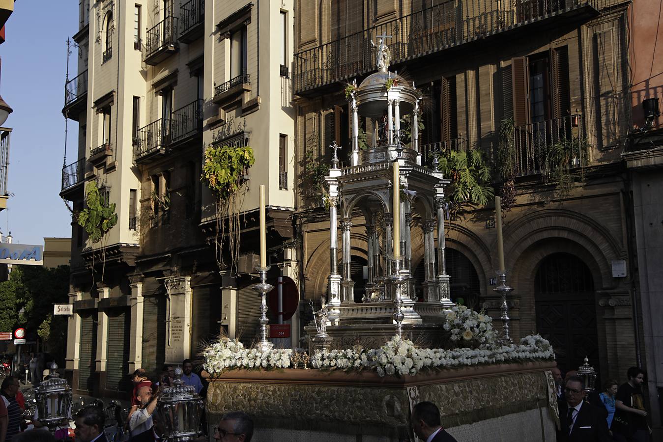 La procesión del Corpus de San Isidoro discurre por las calles del centro de Sevilla
