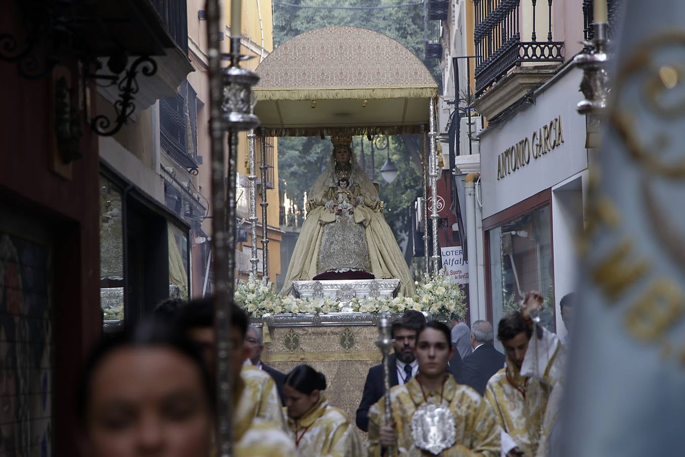 La procesión del Corpus de San Isidoro discurre por las calles del centro de Sevilla