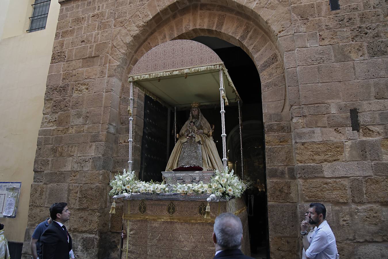 La procesión del Corpus de San Isidoro discurre por las calles del centro de Sevilla