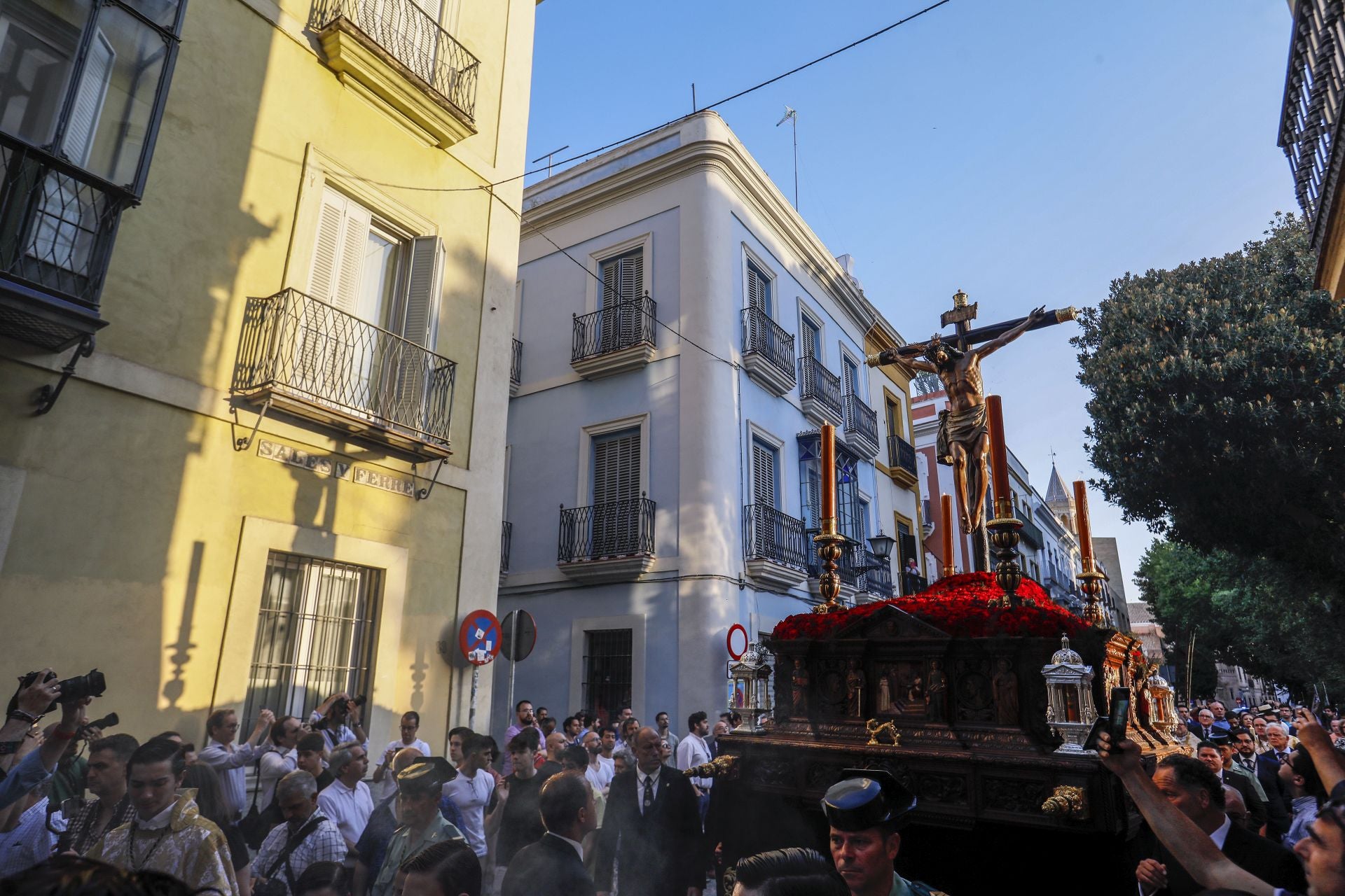 El Cristo de Burgos con las primeras luces de la mañana en Sevilla