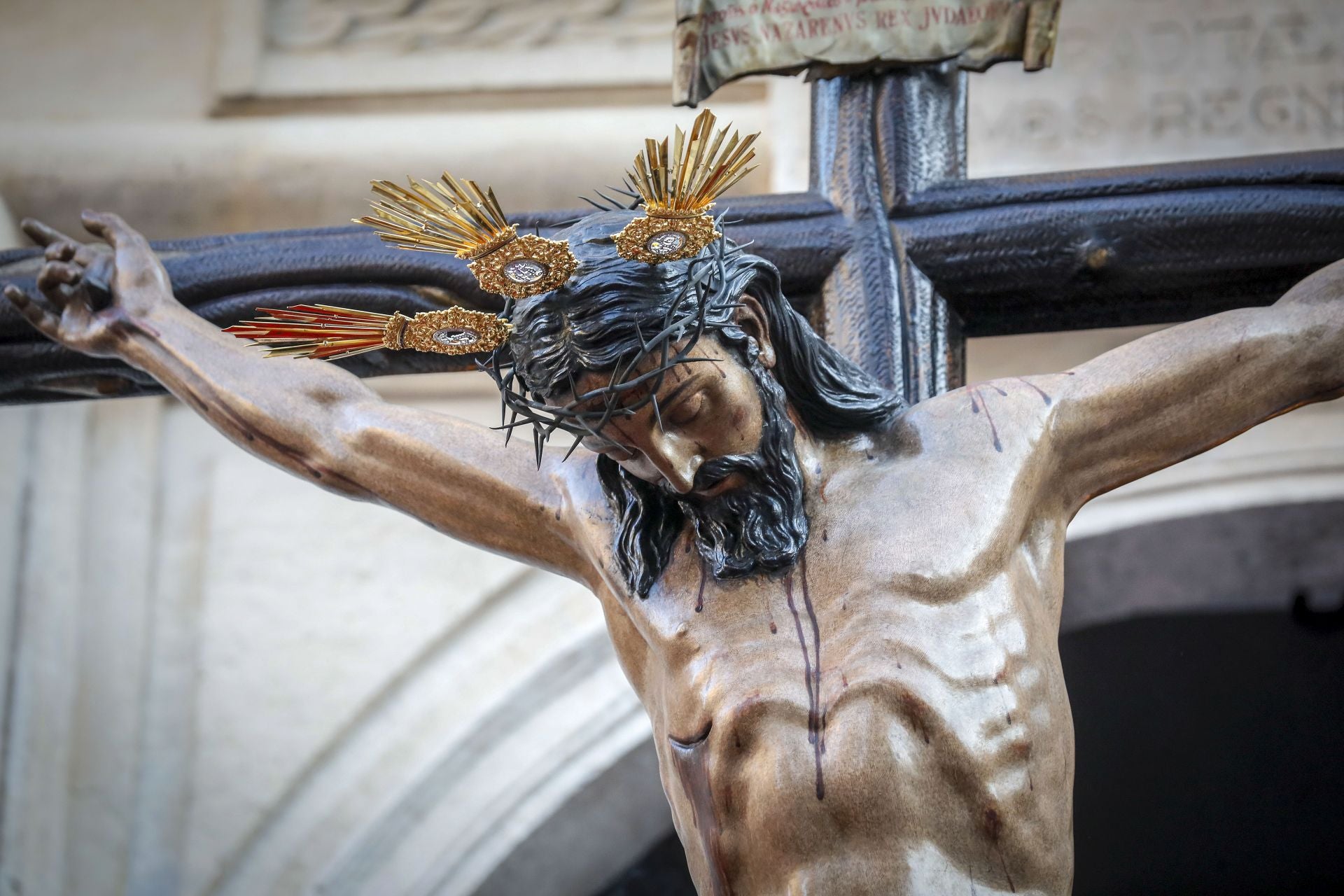 Una imagen detalle del Cristo de Burgos a su paso por las calles de Sevilla