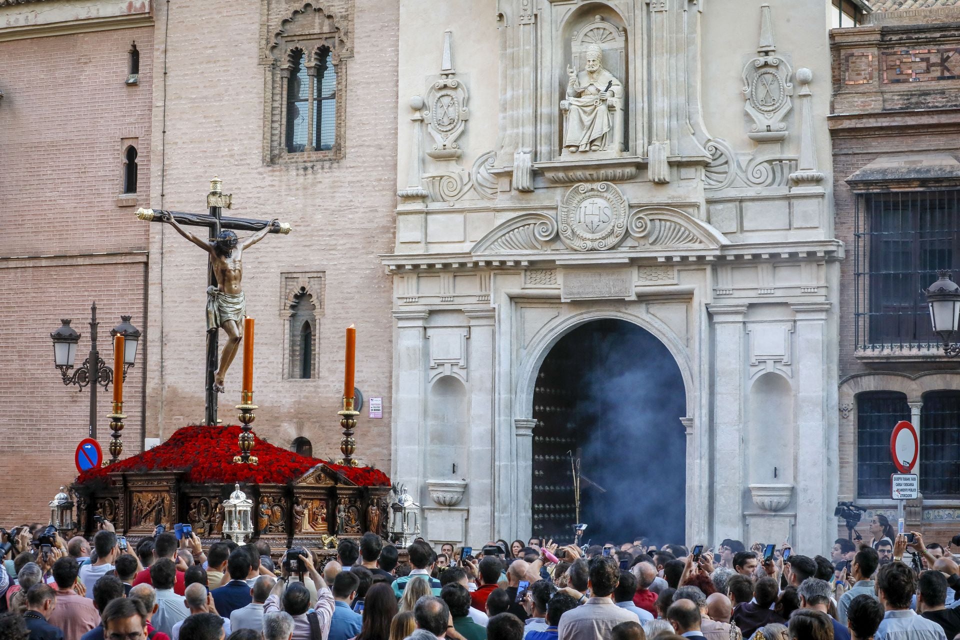 Los sevillanos disfrutando de la procesión extraordinaria del Cristo de Burgos