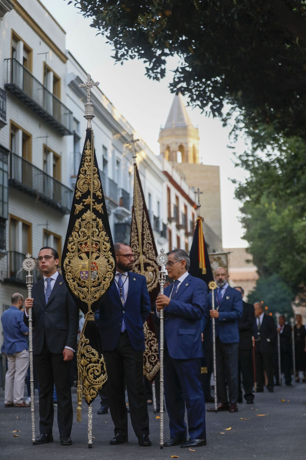 Las miradas de emoción ante una mañana en la que el Cristo de Burgos fue absoluto protagonista