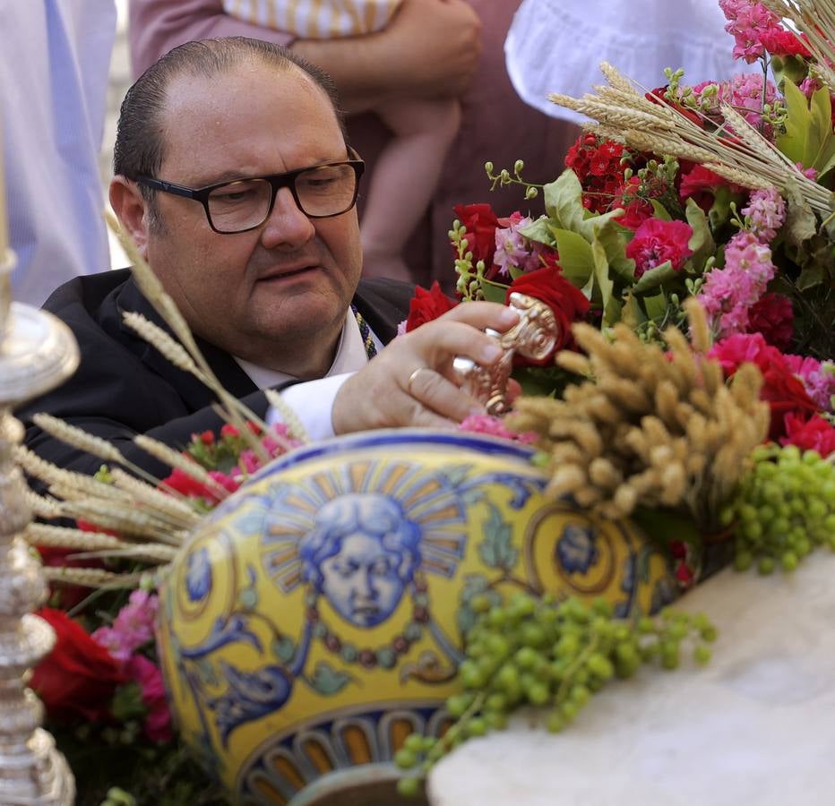 La procesión del Corpus de Triana recorrió el barrio bajo un sol de verano