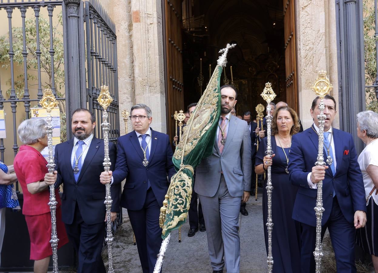La procesión del Corpus de Triana recorrió el barrio bajo un sol de verano