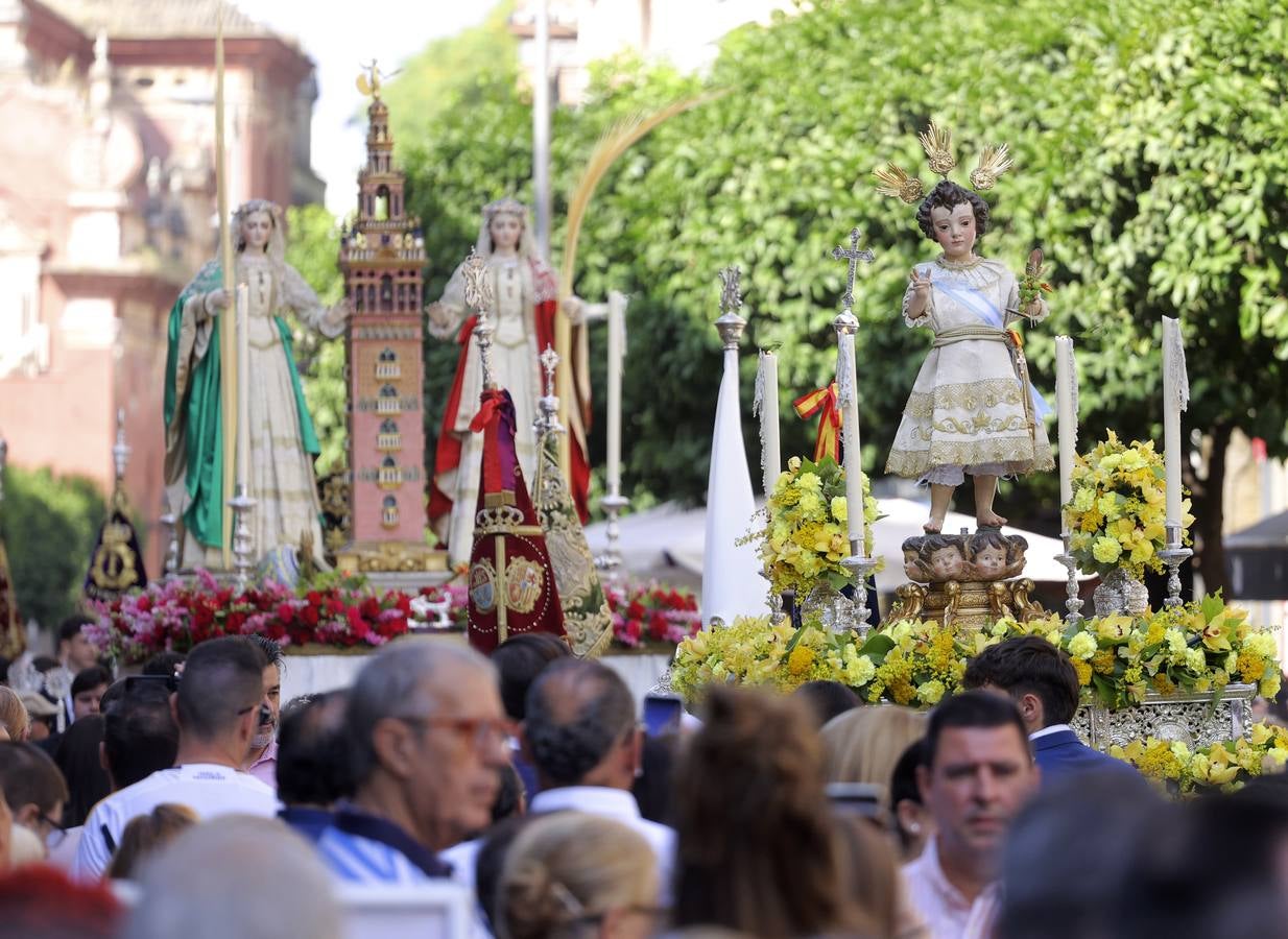 La procesión del Corpus de Triana recorrió el barrio bajo un sol de verano