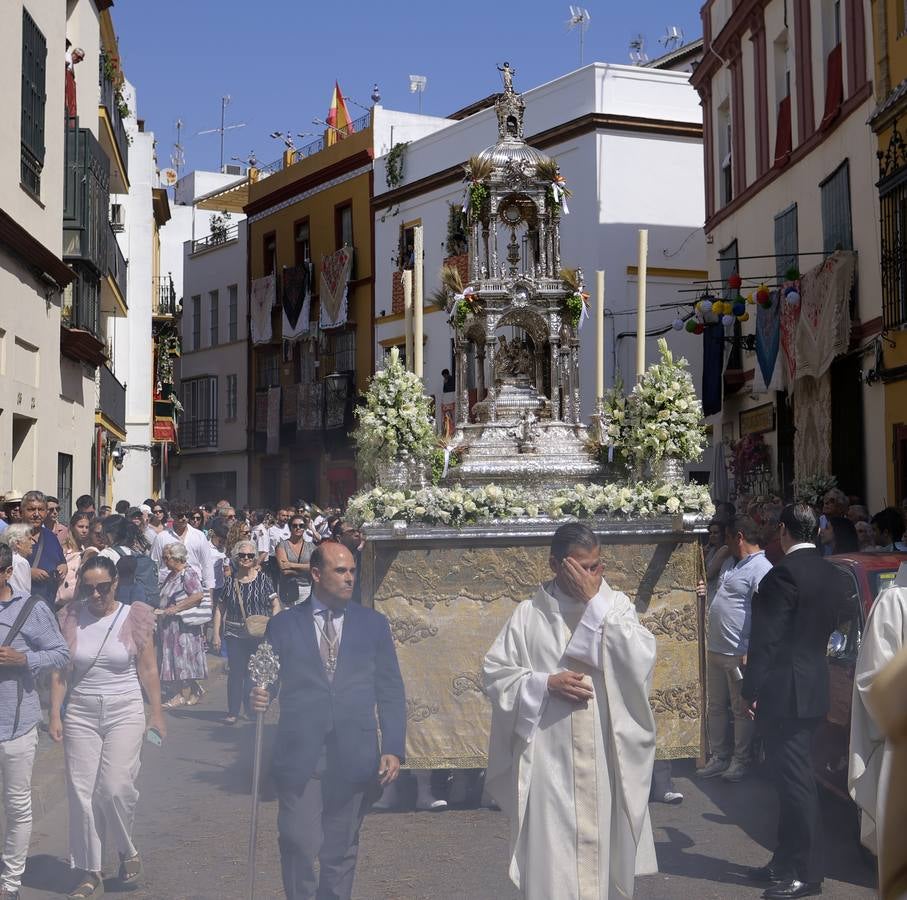 La procesión del Corpus de Triana recorrió el barrio bajo un sol de verano