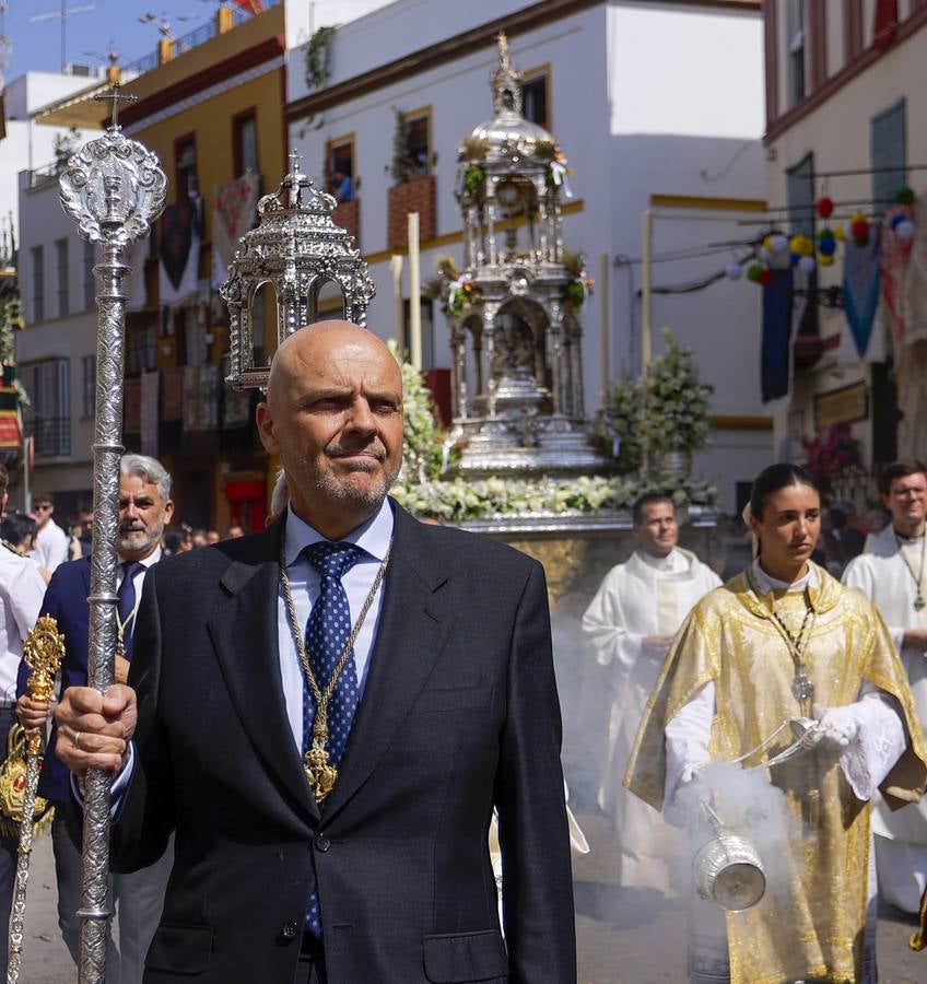 La procesión del Corpus de Triana recorrió el barrio bajo un sol de verano