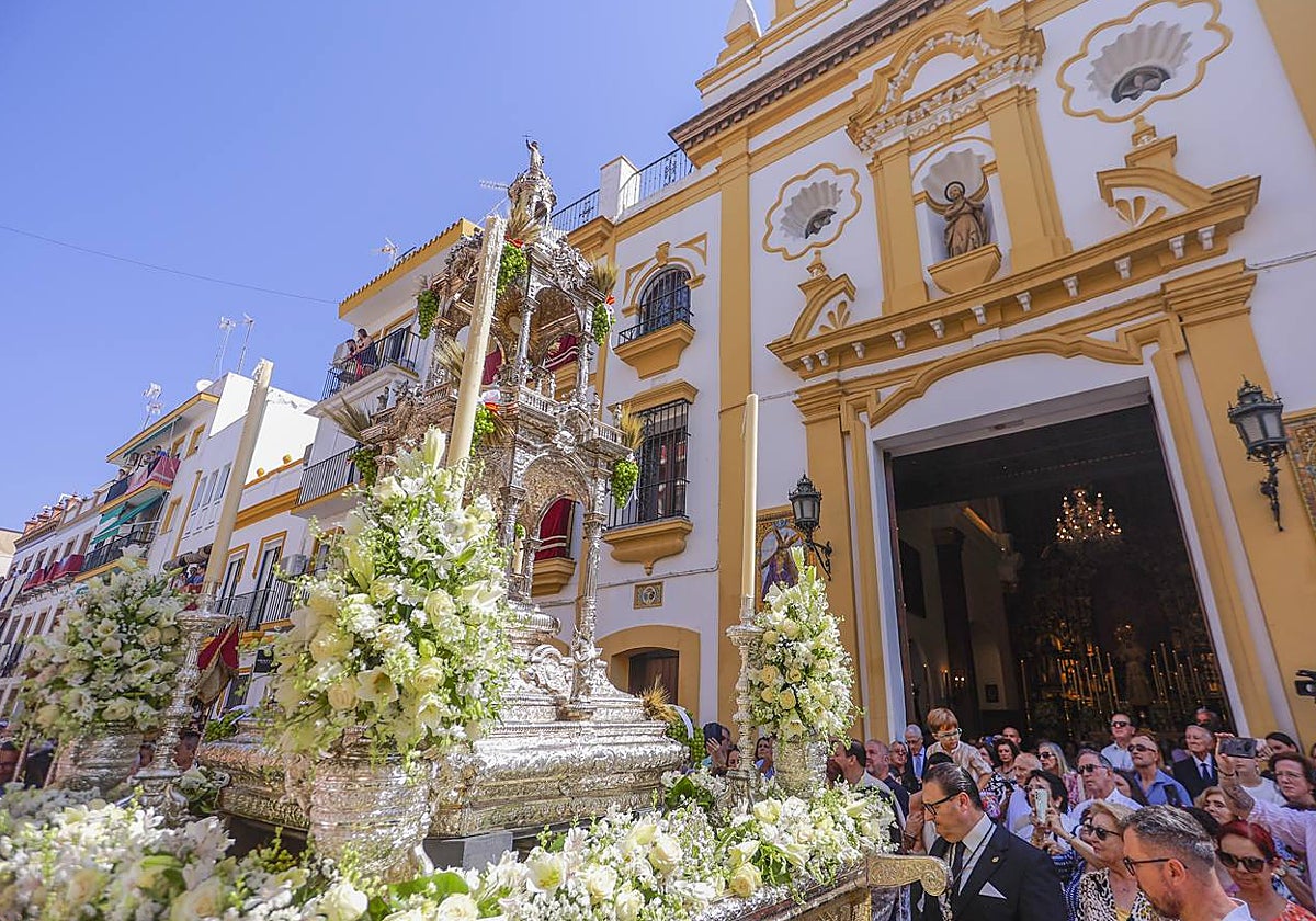 El paso de la Custodia a su paso por la Capilla de los Marineros