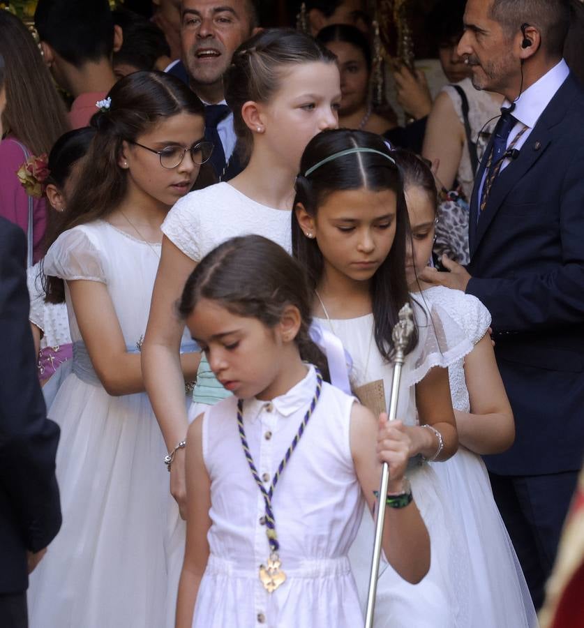 La procesión del Corpus de Triana recorrió el barrio bajo un sol de verano