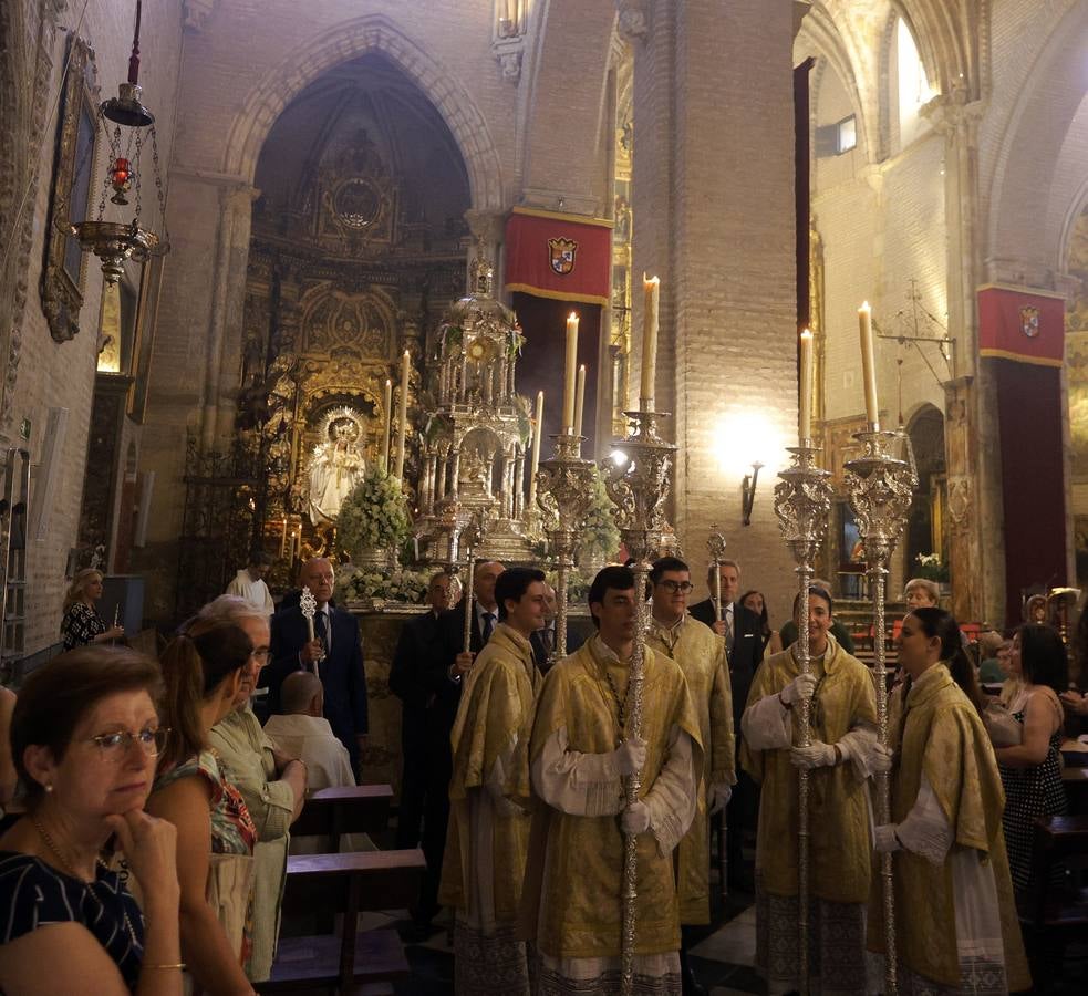La procesión del Corpus de Triana recorrió el barrio bajo un sol de verano