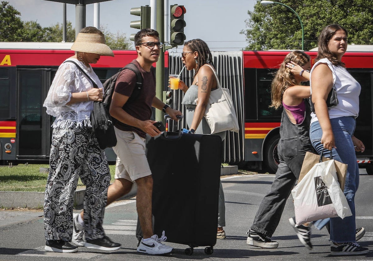 Personas cruzando un paso de cebras en un día muy caluroso