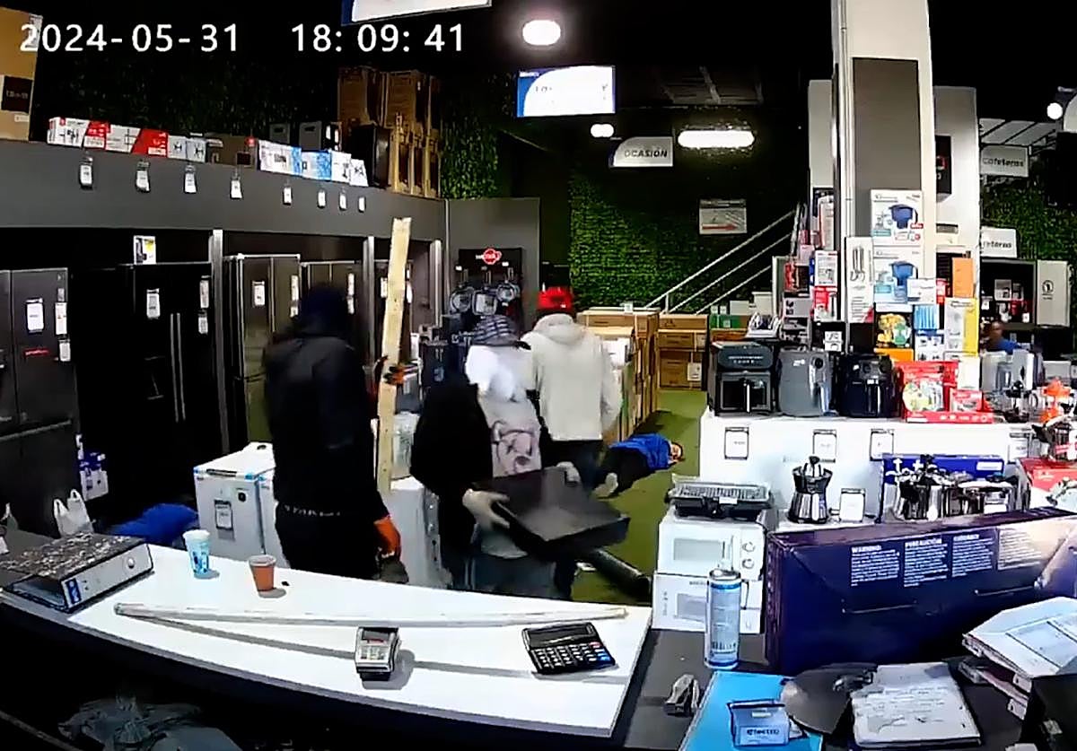 Imagen de la cámara de seguridad de la tienda de electrodomésticos asaltada el pasado viernes en el polígono El Pino de Sevilla