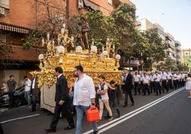 Una procesión entre el tráfico genera la polémica en Sevilla: ¿por qué no se cortó la avenida y cuáles fueron los motivos?