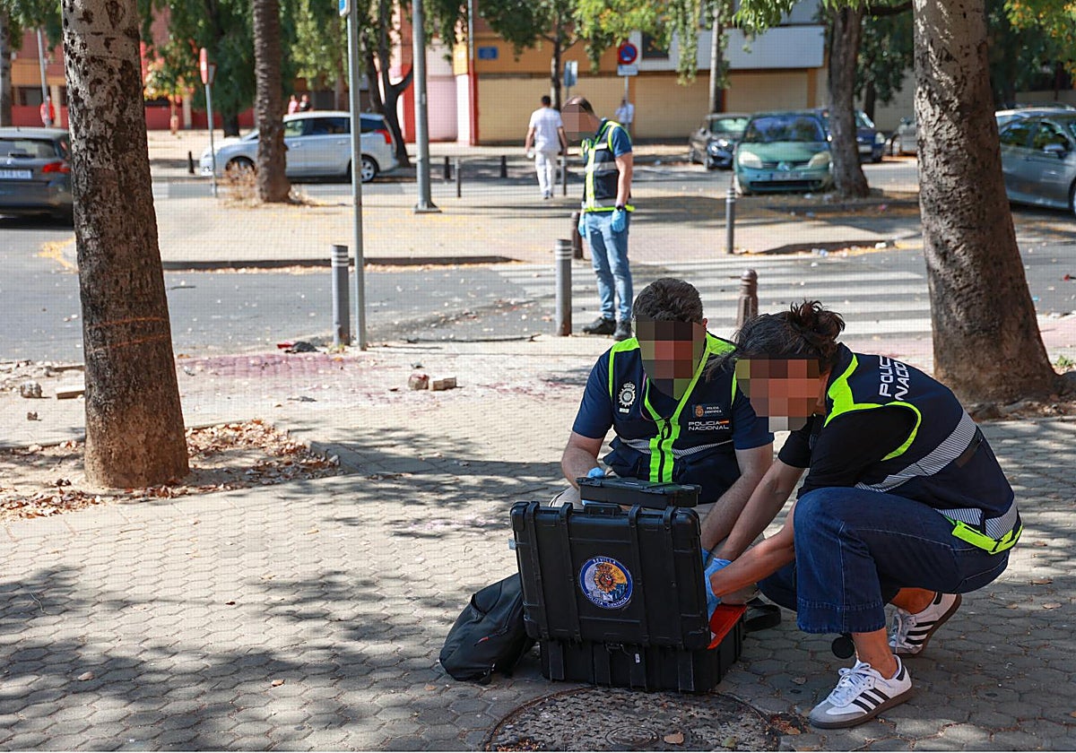 Agents de la Policía Científica analizan el escenario del tiroteo