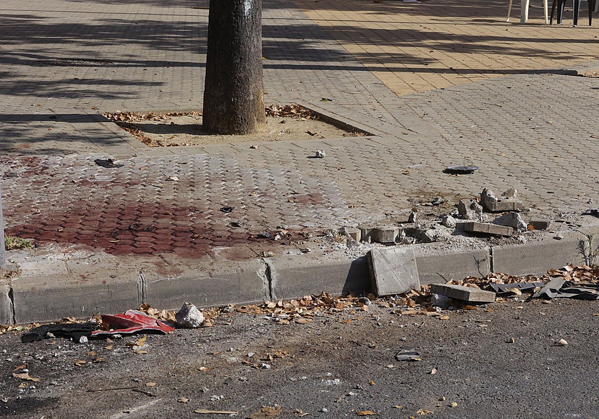 Restos de sangre del tiroteo mortal registrado la pasada madrugada en la cale Victoria Domínguez Cerrato del Polígono Sur